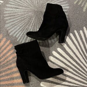 Kelly & Katie Nayomi Suede Black Ankle Booties 9